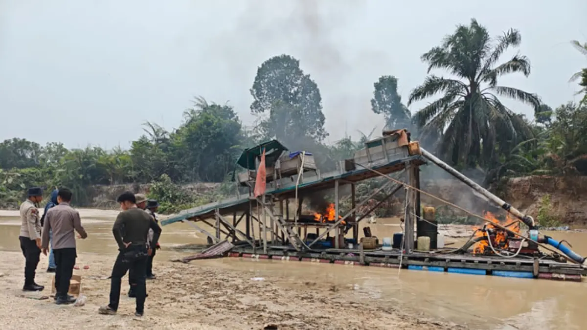 Polsek Kampar Kiri memusnahkan 12 unit rakit yang digunakan untuk aktivitas Penambangan Emas Tanpa Izin (PETI) di sepanjang aliran Sungai Tesso, Kecamatan Gunung Sahilan, Kabupaten Kampar, Riau, Sabtu (5/9/2026). (Humas Polres Kampar untuk Riaupos.co)