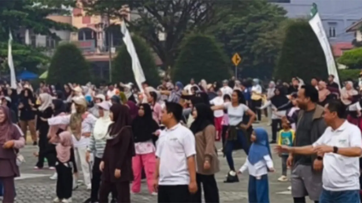 Ribuan masyarakat Kabupaten Natuna memadati Alun-Alun Pantai Piwang, Ranai, dalam kegiatan Gerakan Nasional Cerdas Keuangan yang dirangkai dengan senam sehat bersama, Ahad (6/9/2026). (PT Pegadaian untuk riau pos)