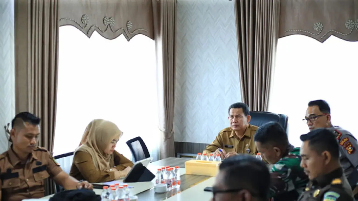 Staf Ahli Bupati Bidang Pemerintahan, Hukum dan Politik, Febriadi, pimpin rapat koordinasi di sekretariat daerah Kepulauan Meranti, Senin (7/9/2026). (Istimewa)