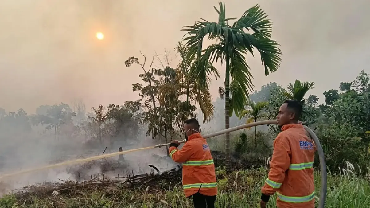 Tim TRC BPBD Kampar bersama Satgas Gabungan memadamkan api yang membakar lahan di Jalan Manunggal, Perumahan Mega Panam Raya 2, Desa Tarai Bangun, Kecamatan Tambang, Senin (7/9/2026).(BPBD Untuk Riaupos.co)
