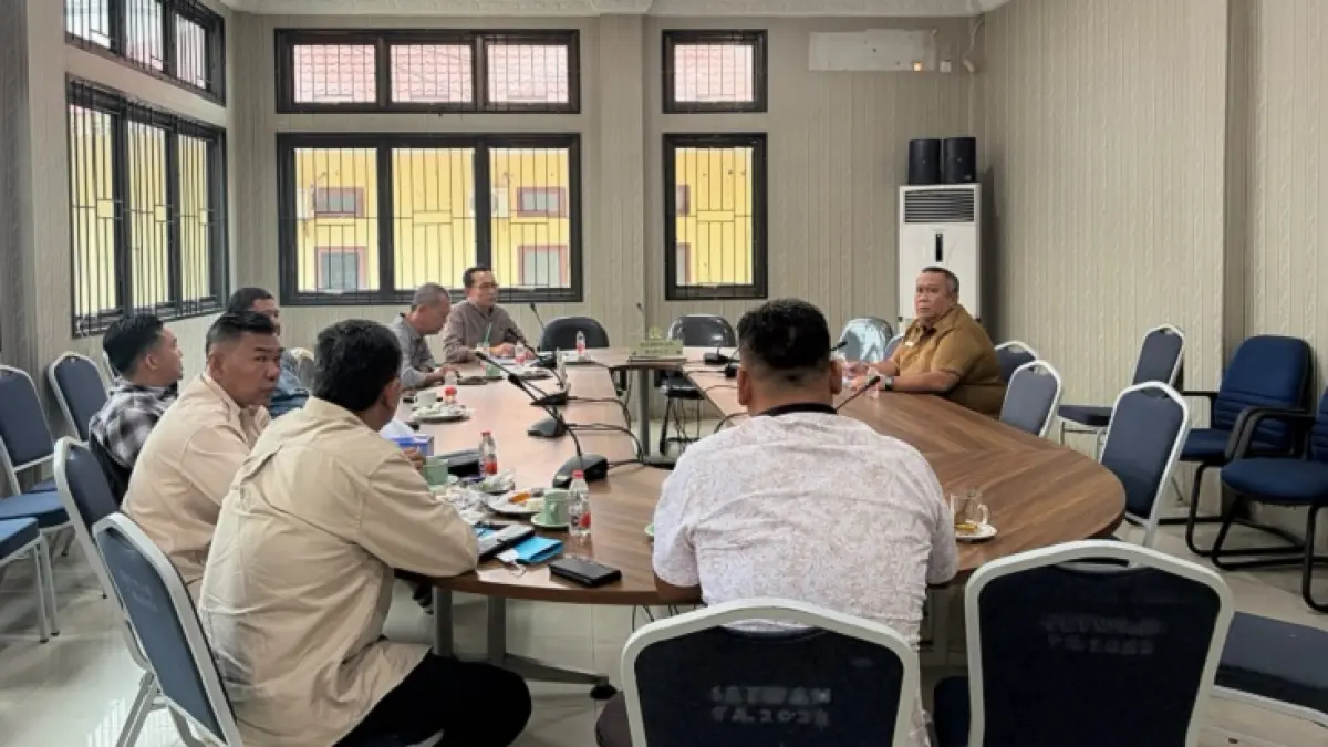 Wakil Ketua I DPRD Inhu, H Adek Chandra ST MSI saat memimpin rapat penjadwalan paripurna bersama anggota Banmus, Senin (7/9/2026).(Humas DPRD Inhu)