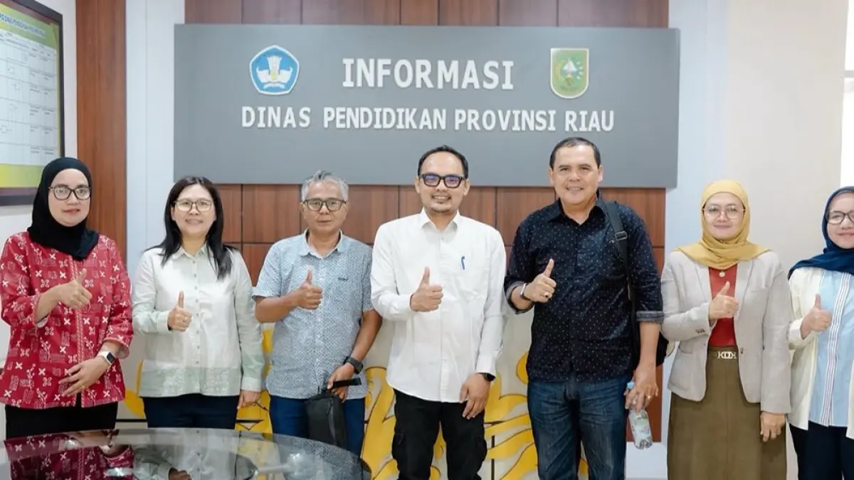 
Wakil Pimpinan DPRD Meranti Ardianysah (tiga kiri) bersama sejumlah perwakilan Komisi III foto bersama saat berkunjung  ke Dinas Pendidikan Riau, belum lama ini. (dprd meranti untuk riau pos)