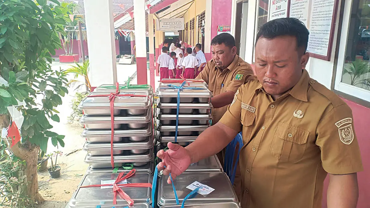 CEK MBG: Petugas penerima MBG di sekolah Kecamatan Rengat Barat mengecek MBG yang diantar, Senin (7/9/2026). Enam sekolah di Kecamatan Rengat Barat sempat menolak menu MBG karena diduga mengeluarkan aroma busuk saat didistribusikan pada Jumat (4/9/2026).(Korwil Pendidikan Rengat Barat untuk riau pos)