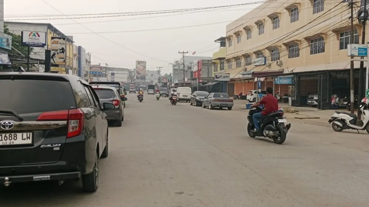 Asap masih terlihat jelas di wilayah Telukkuantan, Kecamatan Kuantan Tengah, Selasa (8/9/2026) pagi. (Desriandi Candra/Riaupos.co)