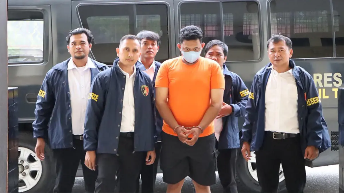 DIAMANKAN: Terduga dalang pembakaran jaring nelayan berinisial IS saat diamankan di Mapolres Rohil, Senin (7/9/2026). (Humas Reskrim Polres Rohil untuk riau pos)
