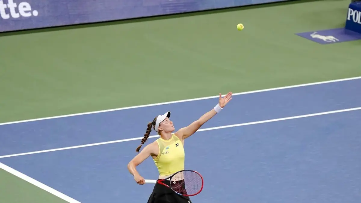 Elena Rybakina berhasil mengalahkan Naomi Osaka pada babak 16 besar turnamen Grand Slam Amerika Terbuka dan melaju ke perempat final US Open pertamanya.(IG @LENARYBAKINA)