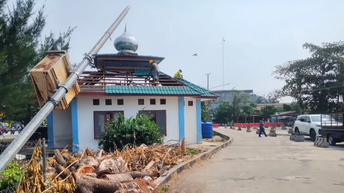 Guna menambah jalur antrean kendaraan bermotor di Pelabuhan Ro-Ro Sungai Selari-Pakning, Dishub Bengkalis melakukan pemindahan toilet dan musala dengan merubuhkan kedua bangunan tersebut, Senin (7/9/2026). (Abukasim/Riaupos.co)