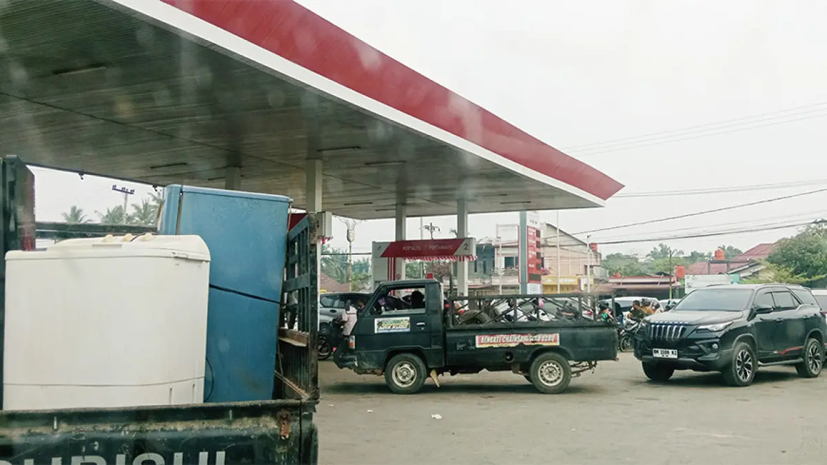 Kendaraan masih terlihat antre saat akan mengisi minyak di SPBU Sungai Jering, Kecamatan Kuantan Tengah, Kabupaten Kuantan Singingi, Senin (7/9/2026). (DESRIANDI CANDRA/RIAU POS)