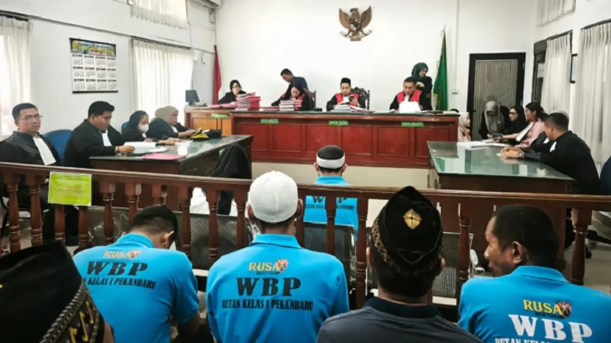 Para terdakwa perkara perampokan dan pembunuhan berencana di Rumbai, menghadapi sidang di Pengadilan Negeri Pekanbaru, Selasa (8/9/2026). (Hendrawan Kariman/Riaupos.co)