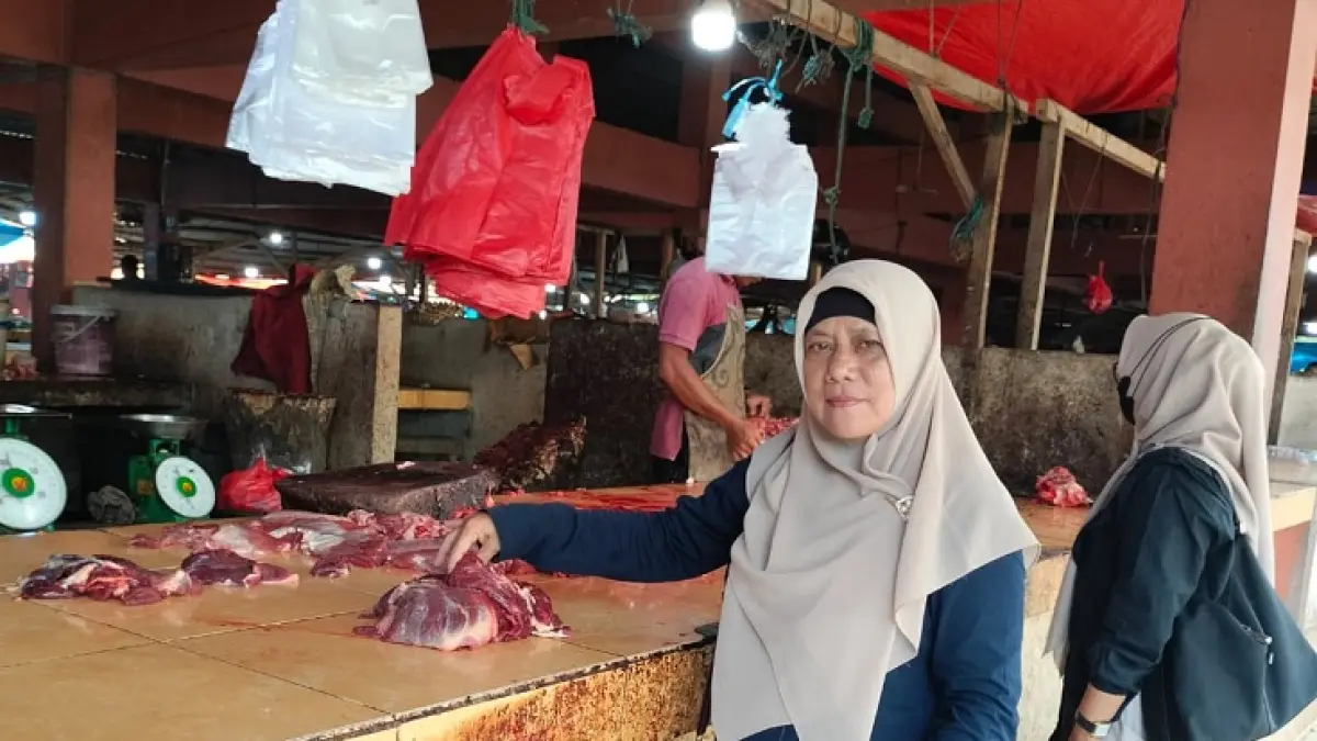 Pejabat Fungsional Pengawas Perdagangan Dinas Kopdagrin Kuansing, Herlinawati meninjau harga ayam di pasar modern Teluk Kuantan yang juga mengalami kenaikan, Selasa (8/9/2026).(Istimewa