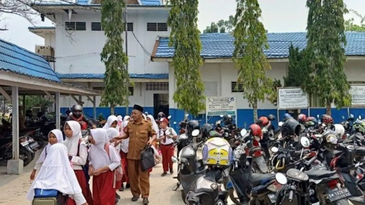 Pelajar SDN Bernas Pangkalankerinci&nbsp;dipulangkan&nbsp;setelah keluarnya kebijakan libur&nbsp;sekolah&nbsp;oleh 
Disdikbud Pelalawan akibat kabut asap, Senin (7/9/2026). (M Amin Amran/Riaupos,co)