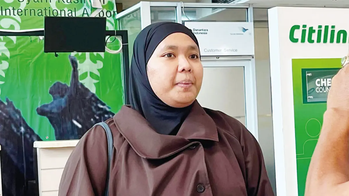 Penumpang asal Jakarta Astrid memberi keterangan terkait pembatalan penerbangan di Bandara Sultan Syarif Kasim II Pekanbaru, Senin (7/9/2026). (SITI AZURA/RIAU POS)