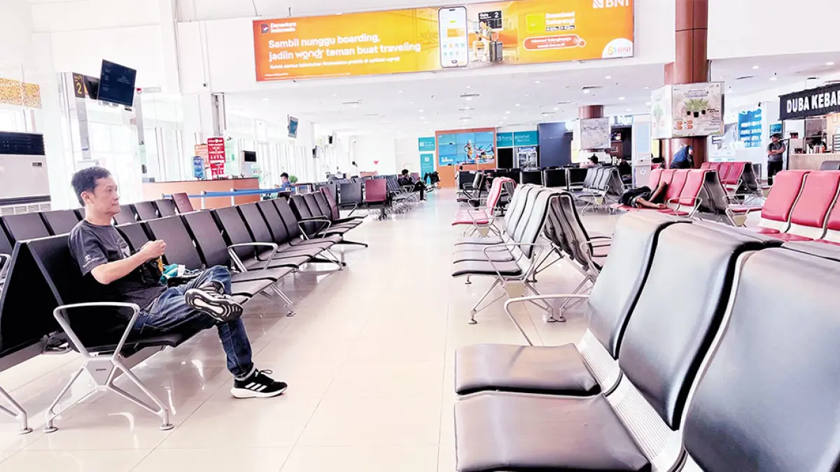 Suasana ruang tunggu keberangkatan di Bandara Sultan Syarif Kasim II Pekanbaru terlihat sepi. Hal ini dampak pembatalan penerbangan pesawat ke bandara Soekarno- Hatta maupun sebaliknya, Senin (7/9/2026). (MHD AKHWAN/RIAU POS)