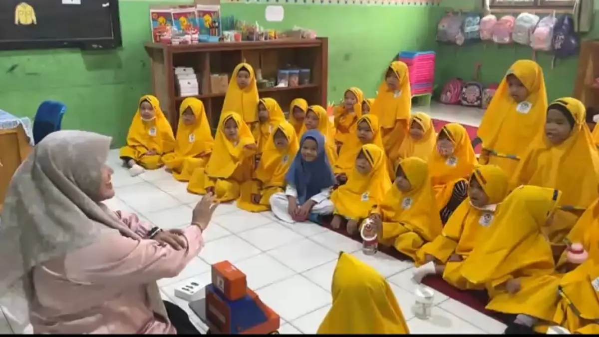 Tim dosen UHTP saat mensosialisasikan SmartEduBot di salah satu TK di Kota Pekanbaru, belum lama ini.(UHTP untuk Riau Pos)