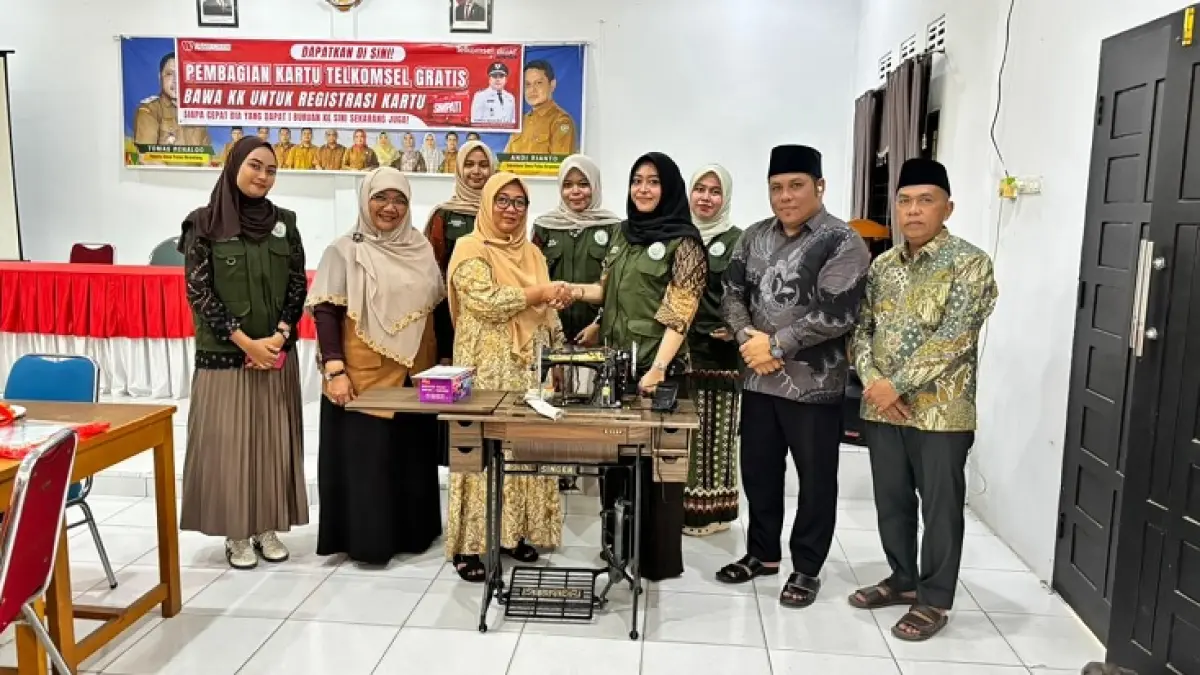 Tim KKN tiga kampus foto bersama usai penyerahan mesin jahit kepada kelompok PKK Desa Pulau Birandang, Kampar, Jumat (4/9/2026).(KKN Tiga Kampus untuk Riau Pos)