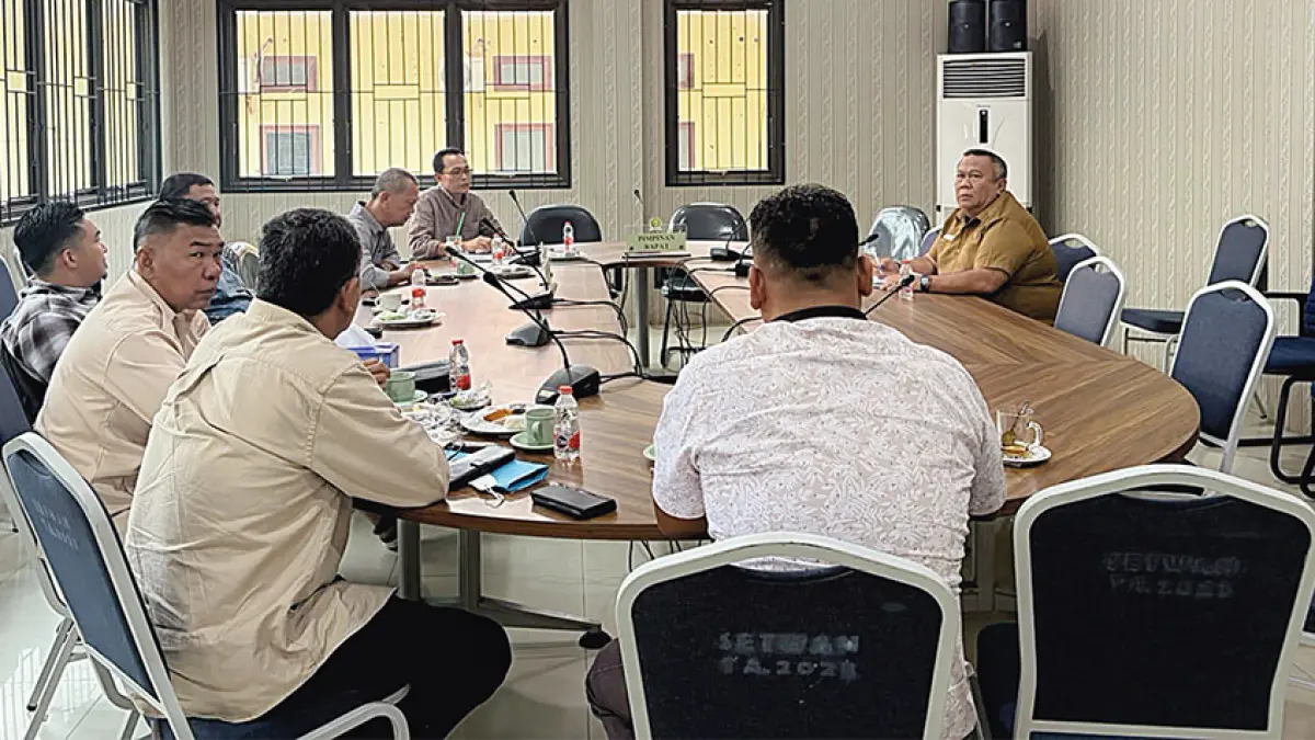 Wakil Ketua I DPRD Inhu H Adek Chandra ST MSi memimpin rapat penjadwalan paripurna bersama anggota Banmus, Senin (7/9/2026). (Humas DPRD Inhu untuk riau pos)