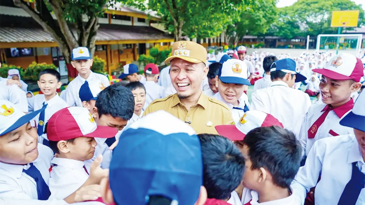 Wali Kota Pekanbaru Agung Nugroho menyapa murid SD dan SMP usai memimpin apel di SMPN 22 Pekanbaru, pekan lalu. (ISTIMEWA)