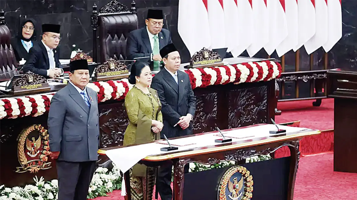 Presiden Prabowo Subianto (kiri) bersama Ketua DPR Puan Maharani (tengah) dan Ketua DPD Sultan Bachtiar Najamudin saat mengikuti sidang pengantar RUU tentang APBN Tahun Anggaran 2027 beserta Nota Keuangan dalam Rapat Paripurna Pembukaan Masa Persidangan I DPR Tahun Sidang 2026-2027 di Gedung Nusantara, Kompleks Parlemen, belum lama ini.  (Dery Ridwansah/ Jawa Pos)