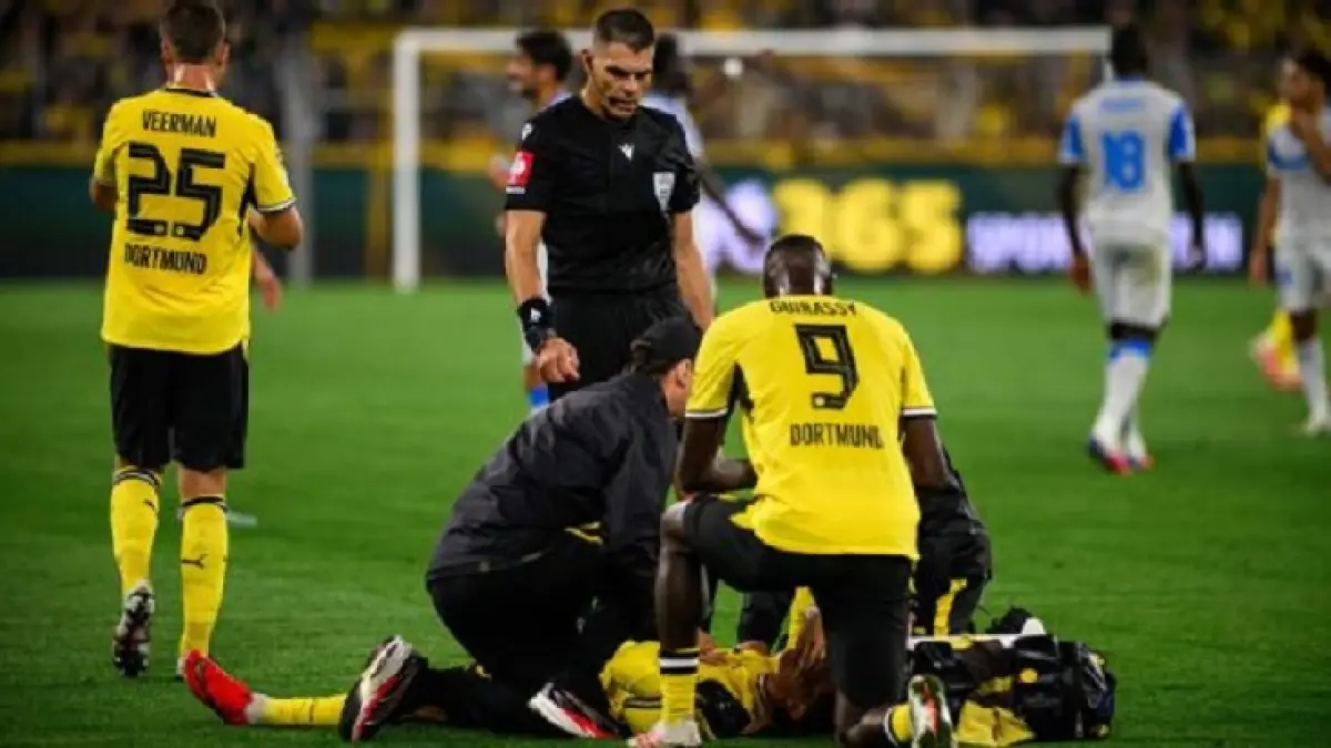 Bintang muda Borussi Dortmund Konstantinos Karetsas dirawat di lapangan dan kemudian dibawa ke rumah sakit. (Vitalii Kliuiev/Getty Images)
