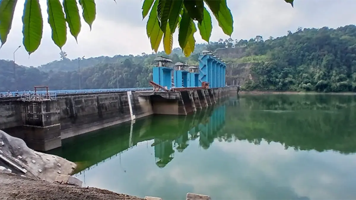 Elevasi muka air Waduk PLTA Koto Panjang terus menurun di tengah kondisi kemarau. (Kamaruddin/Riaupos.co)