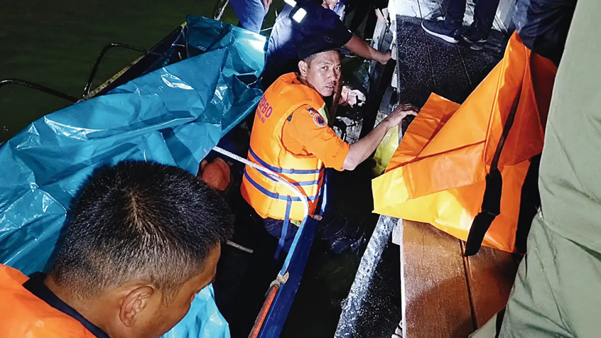 EVAKUASI: Petugas BPBD Inhil bersama petugas lainnya mengevakuasi jasad korban yang ditemukan tak bernyawa di Pelabuhan Parit 7, Jalan Gerilya, Kelurahan Tembilahan Hulu, Kecamatan Tembilahan Hulu, Selasa (8/9/2026).(BPBD INHIL UNTUK RIAU POS)