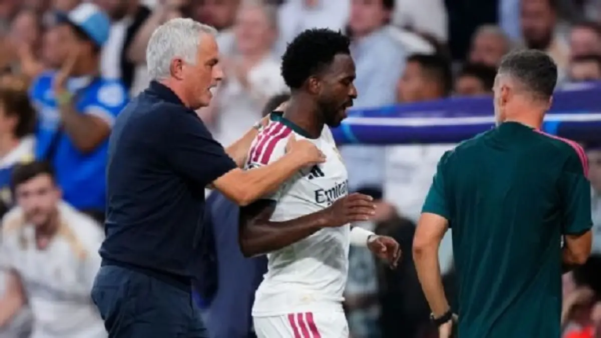 Jose Mourinho membela Vinícius Junior yang tidak berada dalam performa terbaiknya di tengah cemoohan fans Real Madrid.(Getty Image)