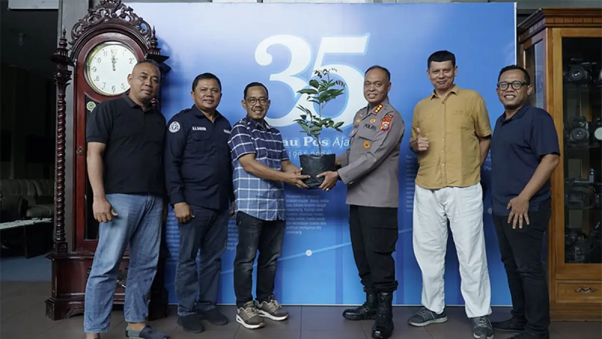 Kabid Humas Polda Riau Kombes Pol Akmadi serahkan bibit pohon kepada Direktur Riau Pos Asmawi Ibrahim saat kunjungan ke Riau Pos Group, Rabu (9/9/2026). FT MHD AKHWAN/RIAUPOS
