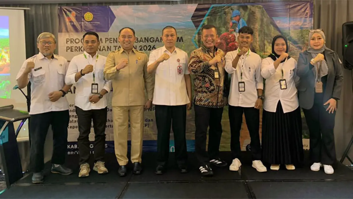 Kepala dinas Perkebunan Riau Supriadi foto bersama pembicara pada kegiatan pelatihan kelembagaan petani sawit di Pekanbaru, Rabu (9/9/2026). Ft Disbun Riau