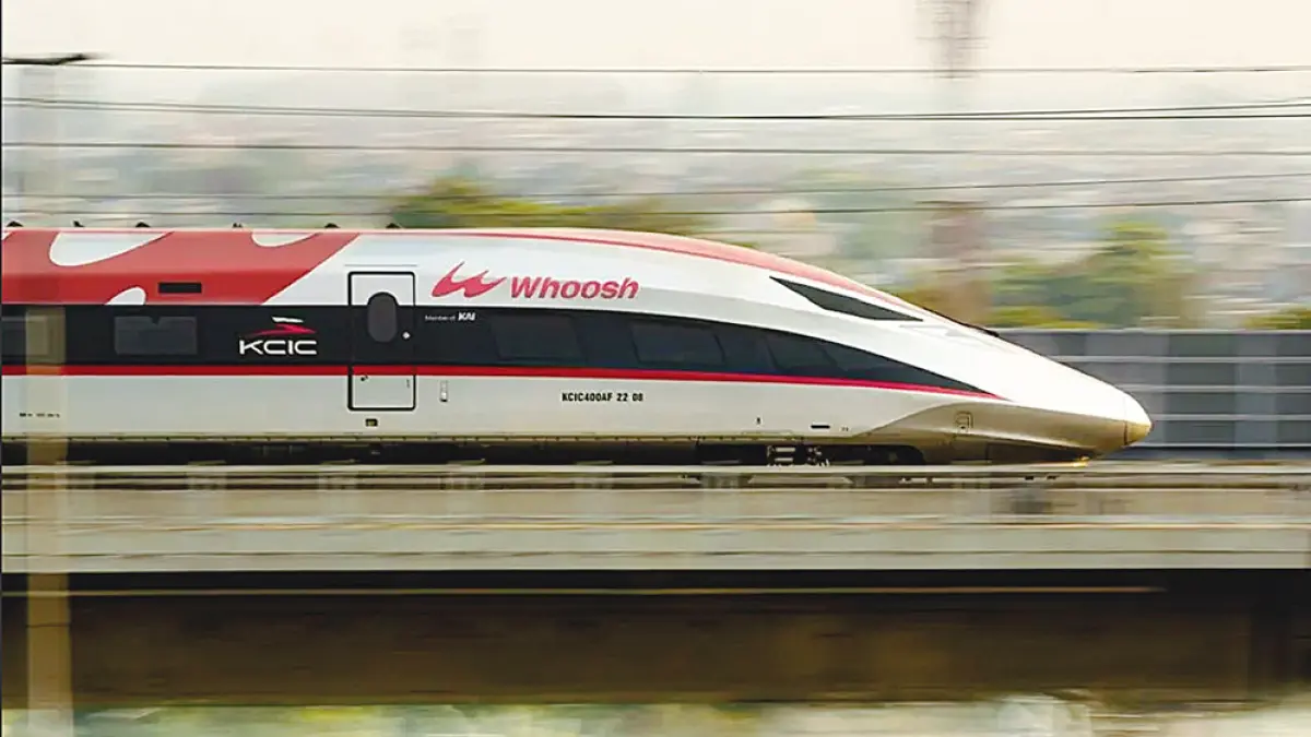 Kereta cepat Whoosh sedang melaju membawa penumpang. Pemerintah akan mengambil alih proses penyelesaian utang kereta cepat tersebut. (dokumen jawa pos)