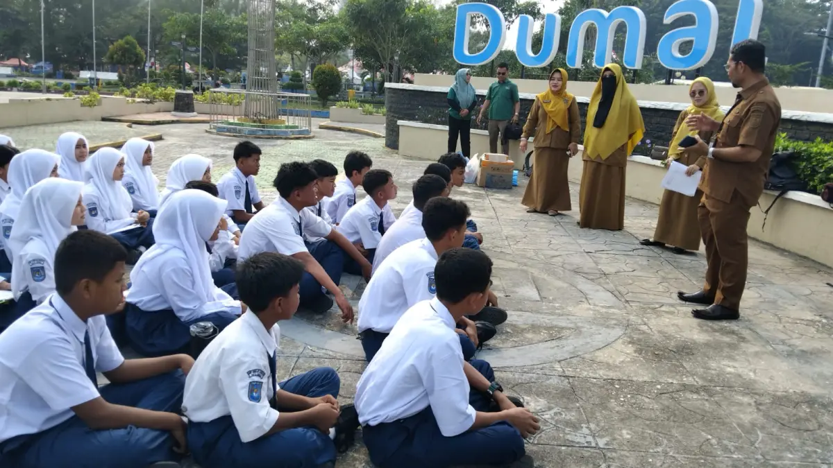 Para siswa SMP Negeri Binaan Khusus Dumai saat mendapatkan materi di luar kelas, siswa diajak mengamati lingkungan sekitar dan menggunakannya sebagai objek pembelajaran.