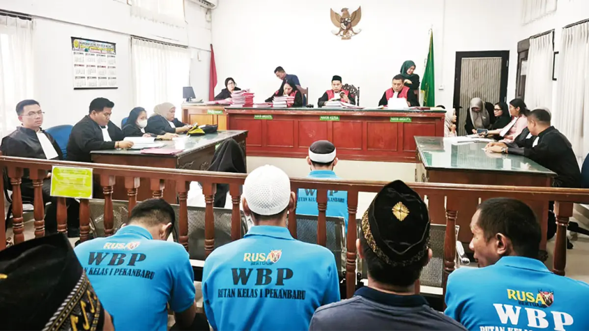 Para terdakwa perkara perampokan dan pembunuhan berencana di Rumbai, menghadapi sidang di Pengadilan Negeri Pekanbaru, Selasa (8/9/2026). (Hendrawan Kariman/Riau Pos)