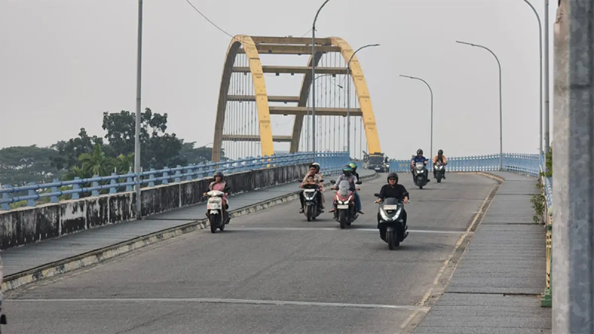 Pengendara melintas di Jembatan Siak III Pekanbaru yang akan dilakukan pemeliharaan rutin, Rabu (9/9/2026). Ft Evan Gunanzar