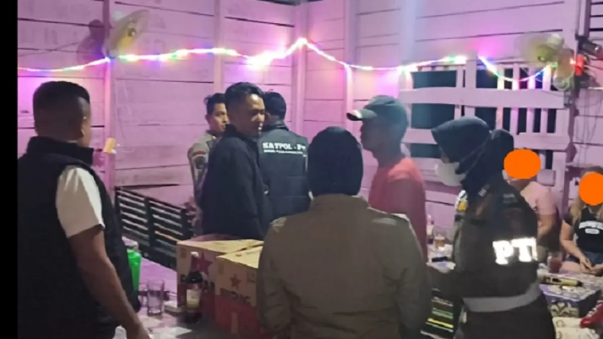 Personel Satpol PP-PKP Kuansing saat melakukan razia pekat di Desa Kasang Kecamatan Kuantan Mudik, Selasa (8/9/2026) malam. (Satpol PP-PKP Kuansing)