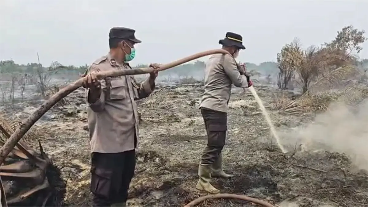 Petugas Polres Bengkalis melakukan pemadaman dan pendinginan Karhutla, di Desa Bandar Jaya, Siak Kecil, Bengkalis, Senin (7/9/2025). Foto Istimewa
