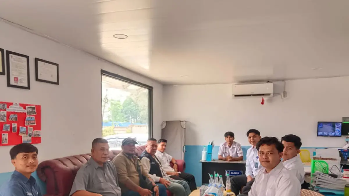 Pihak SPPG Indragiri Hulu Rengat Barat Kota Lama 2 bersama SPPG lainnya saat melakukan analisa atas menu yang mengeluarkan menu busuk, Selasa (8/9/2026). (APPMBGI Inhu untuk Riaupos.co)