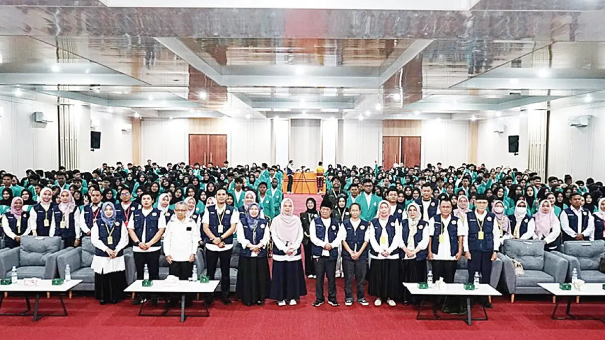 PKKMB: Suasana penyambutan mahasiswa baru sekaligus pemasangan jaket almamater pada PKKMB UHTP di Hall dr H Zainal Abidin MPH, Selasa (8/9/2026).(Humas UHTP untuk Riau Pos)