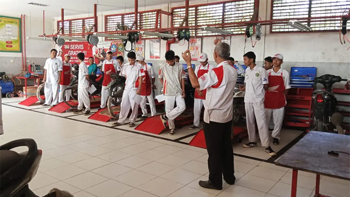 PT Capella Dinamik Nusantara Riau menggelar program edukasi dan perawatan kendaraan bertajuk "AHASS Goes to School" untuk 26 SMK di wilayah Riau pada periode Juli hingga Agustus 2026. (Istimewa)