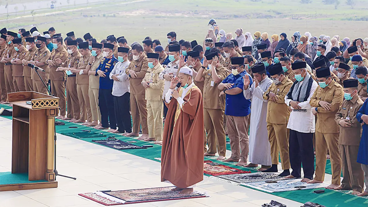 SALAT: Pemko Pekanbaru melaksanakan Salat Istiska di Masjid Agung Al Firdaus, Kompleks Perkantoran Tenayan Raya, Selasa (8/9/2026).(pemko pekanbaru untuk riau pos)