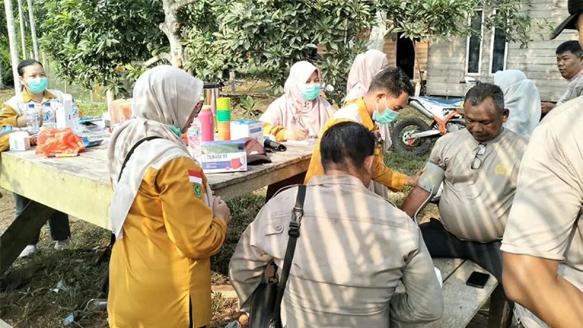 Tenaga Medis UPT Puskesmas Tanjungsamak turun ke posko pemadam karhutla di Desa Gemalasari, Kecamatan Rangsang, kemarin (8/9/2026). Foto Istimewa