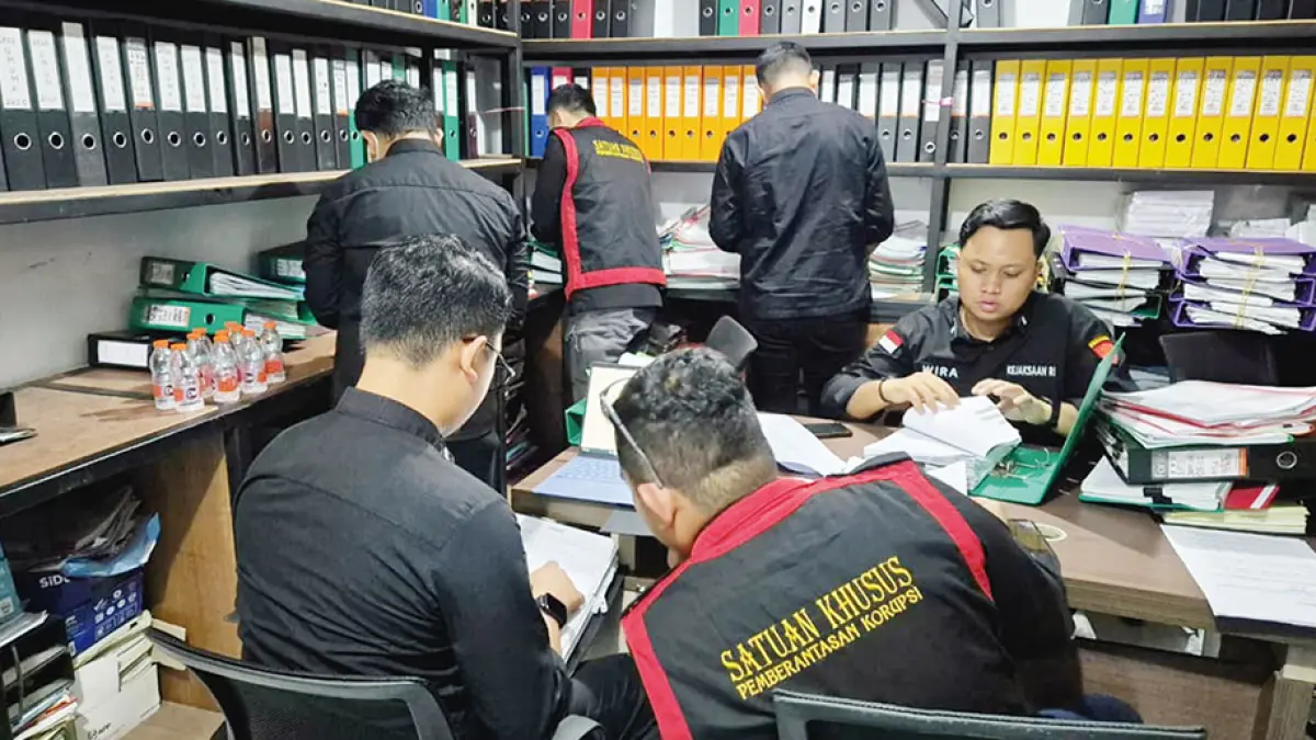 Personel penyidik Kejaksaan Negeri Kepulauan Meranti saat melakukan penggeledahan di Bagian Umum Kantor Bupati Kepulauan Meranti, Selasa (8/9/2026). Penyidikan dilakukan terkait dugaan korupsi anggaran kendaraan dinas, bahan bakar minyak, dan pelumas di Sekretariat Daerah Kabupaten Kepulauan Meranti. (KEJARI KEPULAUAN MERANTI UNTUK RIAU POS)