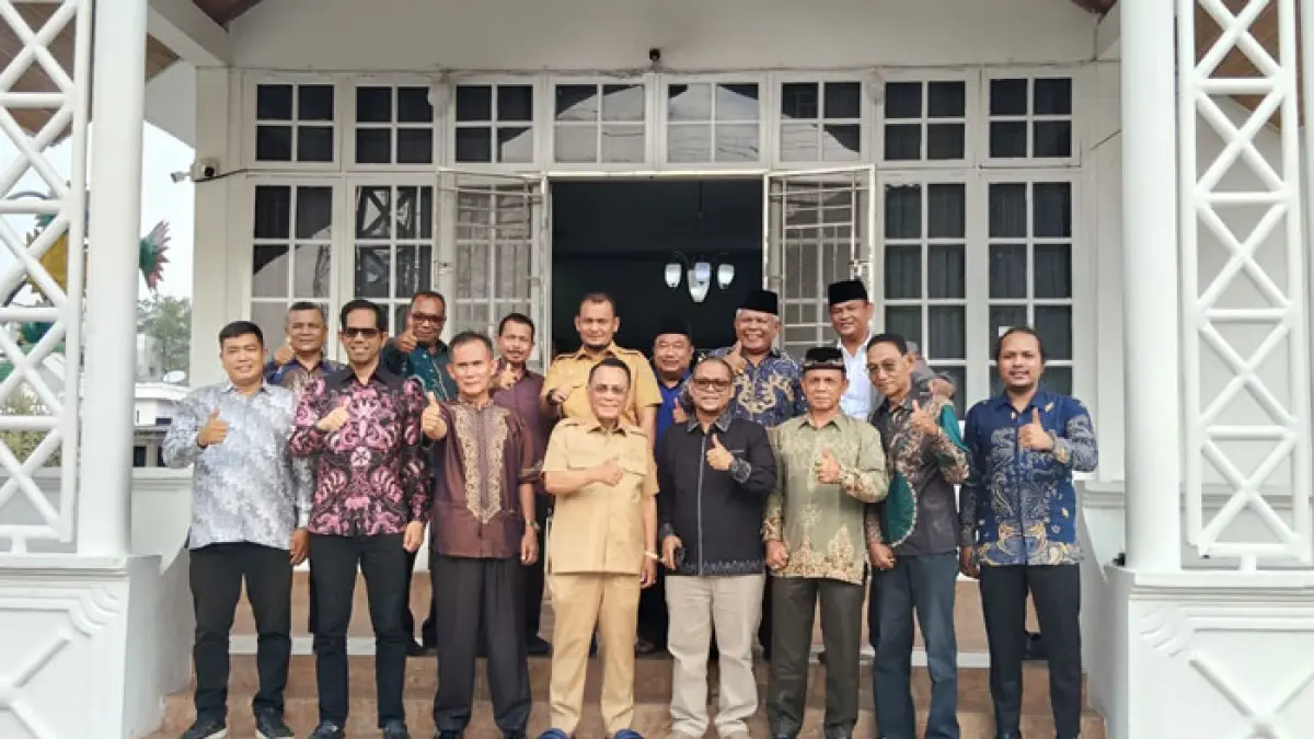 Waka BPP DOB-RP, Cutra Andika Siregar dan sejumlah tokoh bersama Bupati H Bistamam di Bagansiapiapi, Rabu (9/9/2026). (Zulfadhli/Riaupos.co)