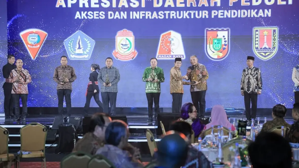 Asisten II Setdako Pekanbaru Ingot Ahmad Hutasuhut Mewakili Wali Kota Pekanbaru Agung Nugroho menerima penghargaan, Rabu (9/9/2026). (ISTIMEWA)