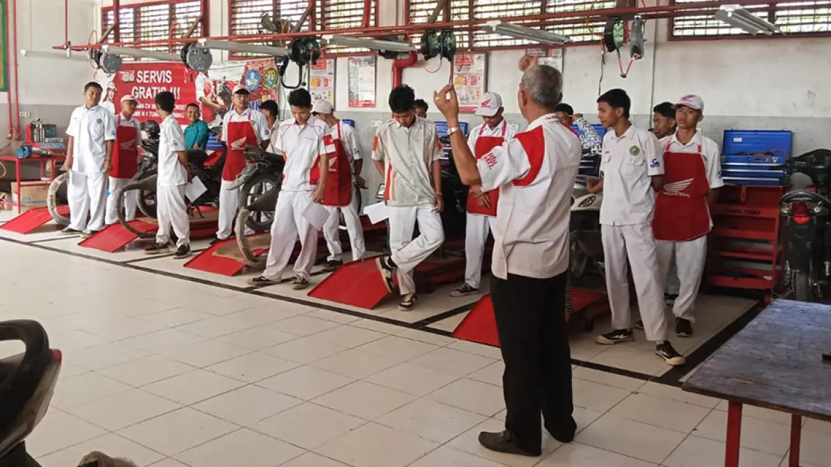 PT Capella Dinamik Nusantara (Capella Honda) Riau selaku distributor motor Honda wilayah Riau menggelar program edukasi dan perawatan kendaraan bertajuk ”AHASS Goes to School” untuk 26 Sekolah Menengah Kejuruan Mitra Binaan Astra Honda Motor di wilayah Riau pada periode Juli hingga Agustus 2026.(capella honda untuk riau pos)