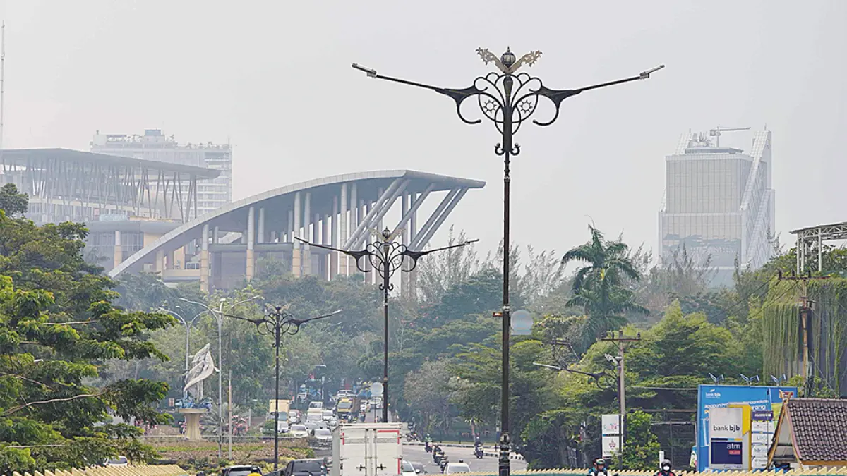 Kabut : Kondisi kabut asap yang menyelimuti kawasan Jalan Sudirman Pekanbaru.. (EVAN GUNANZAR/RIAU POS)