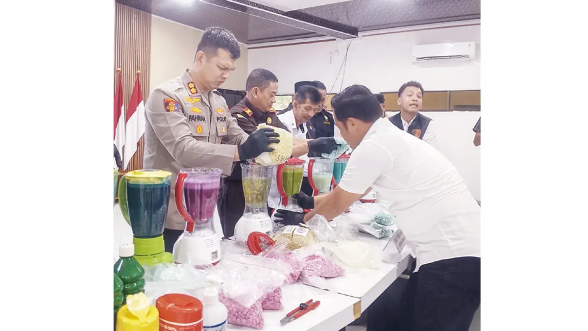 
Kapolres Bengkalis AKBP Fahrian Saleh Siregar bersama jajaran Forkopimda memusnahkan barang bukti narkotika senilai Rp80 miliar di Mapolres Bengkalis, Rabu (9/9/2026) sore. (Abu Kasim/Riau Pos)