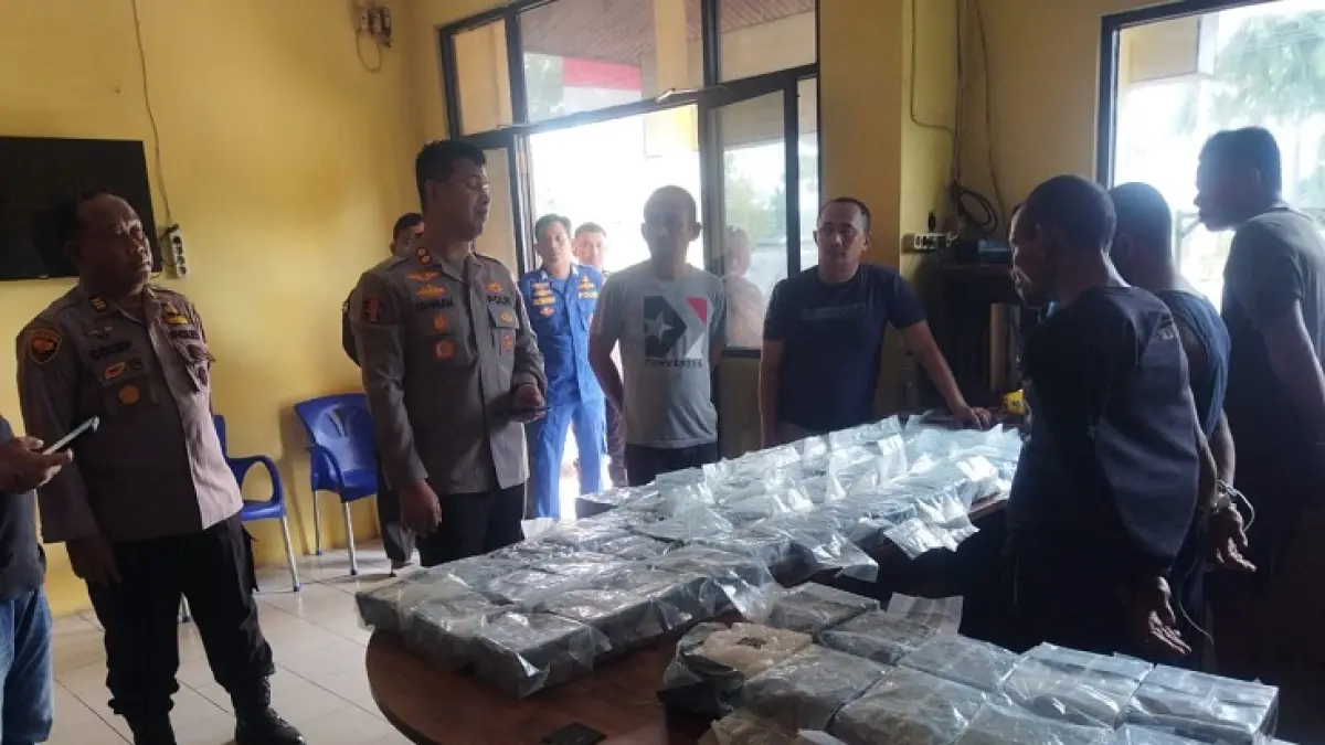 Kapolres Bengkalis AKBP Fahrian Saleh Siregar saat melihat barang bukti sabu sebanyak 65 bungkus yang diamankan di Polsek Bantan, Rabu (9/9/2026) siang.(Istimewa)