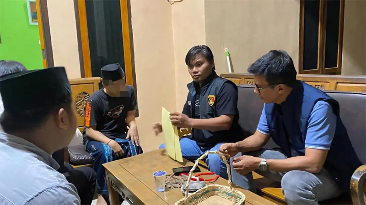 Kasat Reskrim Siak AKP Raja Kosmos saat melakukan penangkapan tersangka cabul terhadap santriwati berinisial RS alias KR, di kediamannya di Kampung Sri Gading, Kecamatan Lubuk Dalam, Rabu (9/9/2026). Foto Istimewa&nbsp;