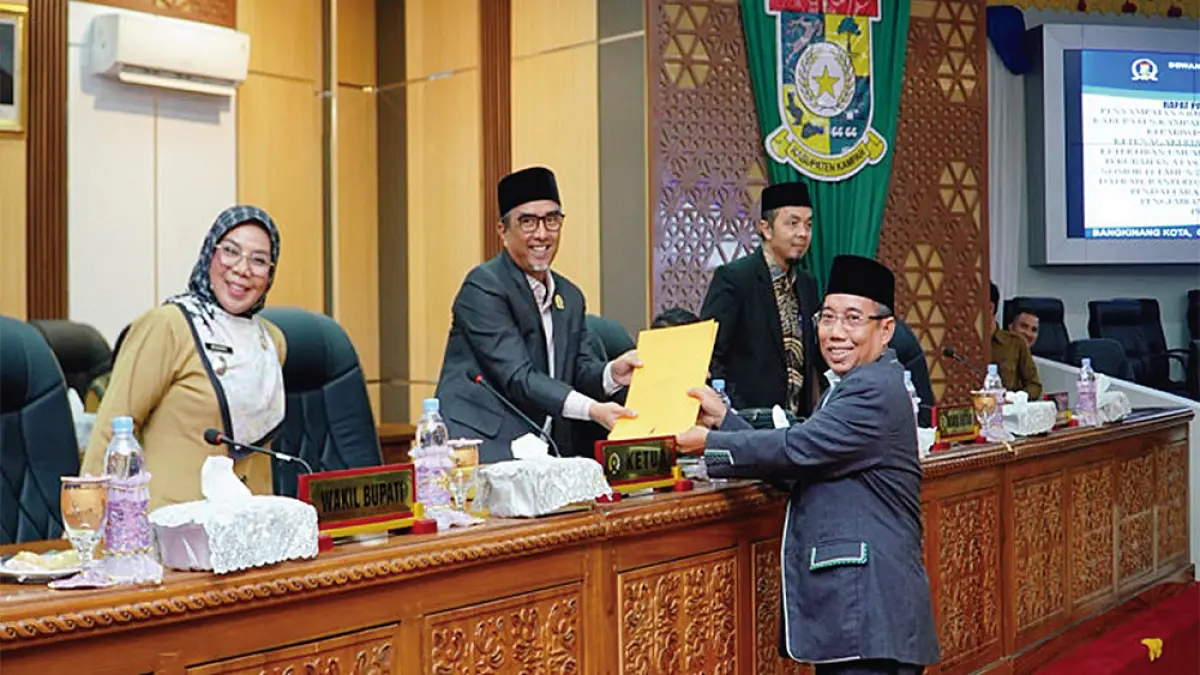 Ketua Bapemperda DPRD Kampar Habiburrahman menyerahkan delapan Ranperda kepada Ketua DPRD Kampar Ahmad Taridi saat rapat paripurna di ruang rapat paripurna DPRD Kampar, awal pekan ini. (Diskominfo untuk Riau pos) 
