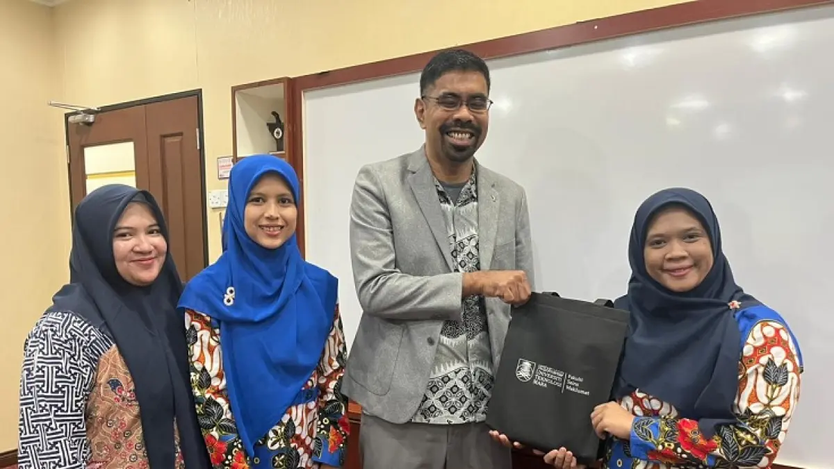 Ketua Program Studi D3 RMIK UHTP Dr Tri Purnama Sari AMd PK SKM MKes saling tukar cenderamata dengan pimpinan UiTM Malaysia, Kamis (3/9/2026).(UHTP untuk Riau Pos)