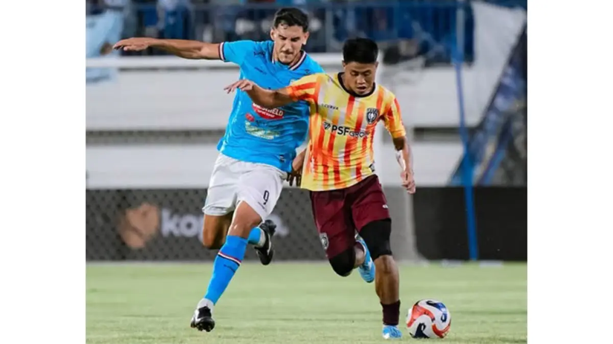 Pemain PSPS Aulia Ramadan (kanan) berebut bola dengan pemain Persela Lamongan dalam laga uji coba di Stadion Surajaya, baru-baru ini. (IG PSPS Pekanbaru)